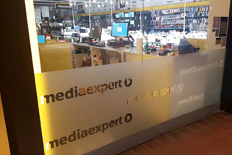 Oznakowanie zewnętrzne i portal wejściowy – Media Expert Galeria Sfera Bielsko Biała