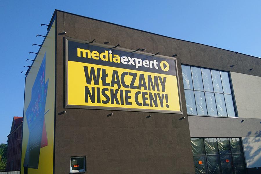 Media Expert Chorzów – logotyp na sztycach, ramy banerowe wraz z banerami