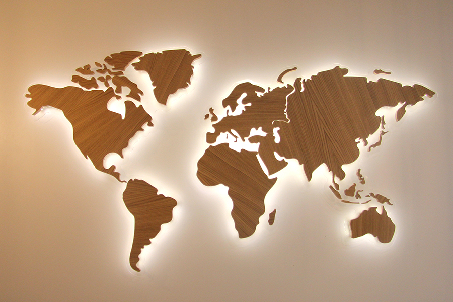 Podświetlana mapa świata 3D z litego drewna dębowego – Helikon Meble Biurowe S.A.