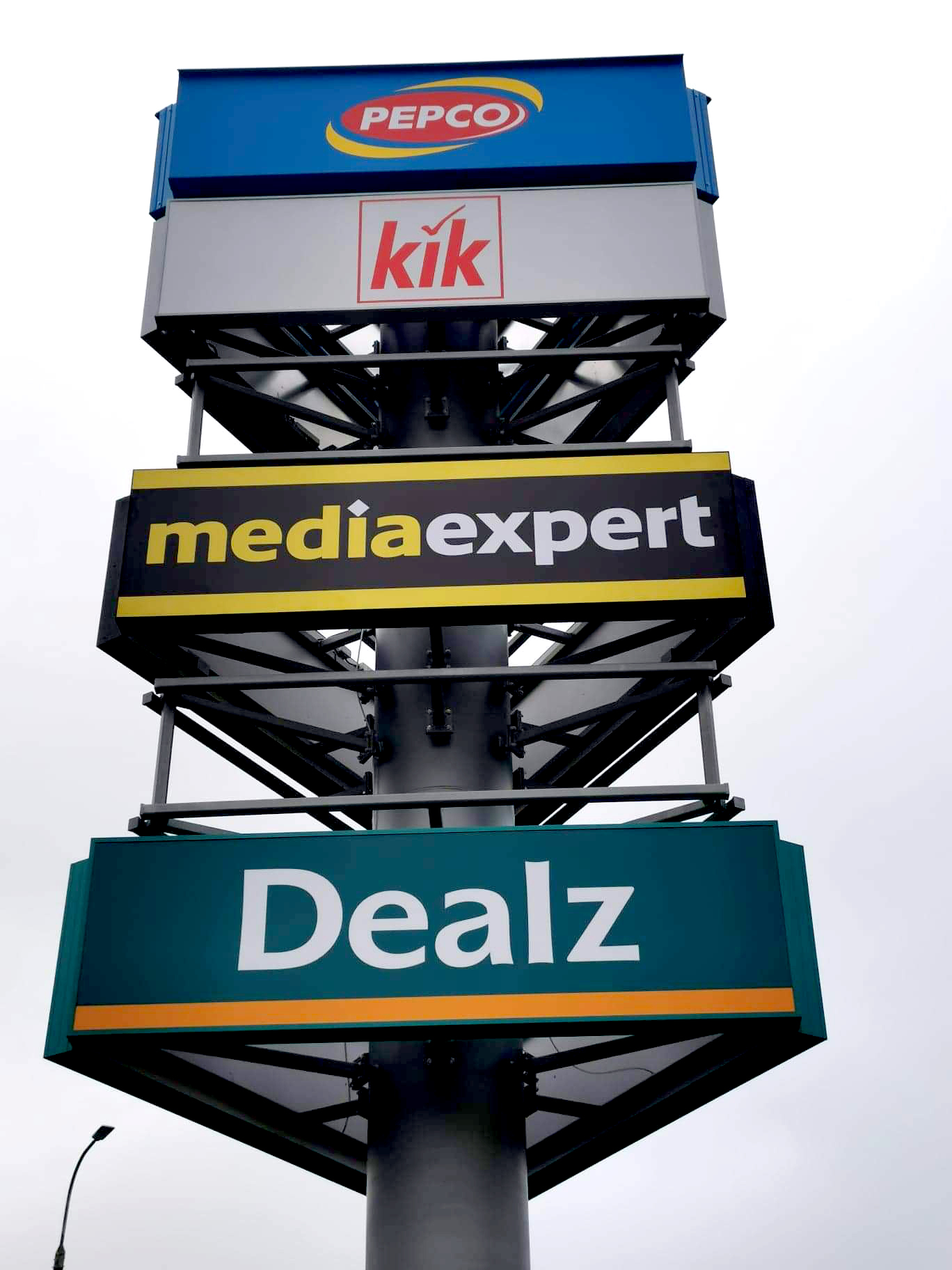 Media Expert Gdynia – logotyp podświetlany, brama wejściowa, banery, kasetony
