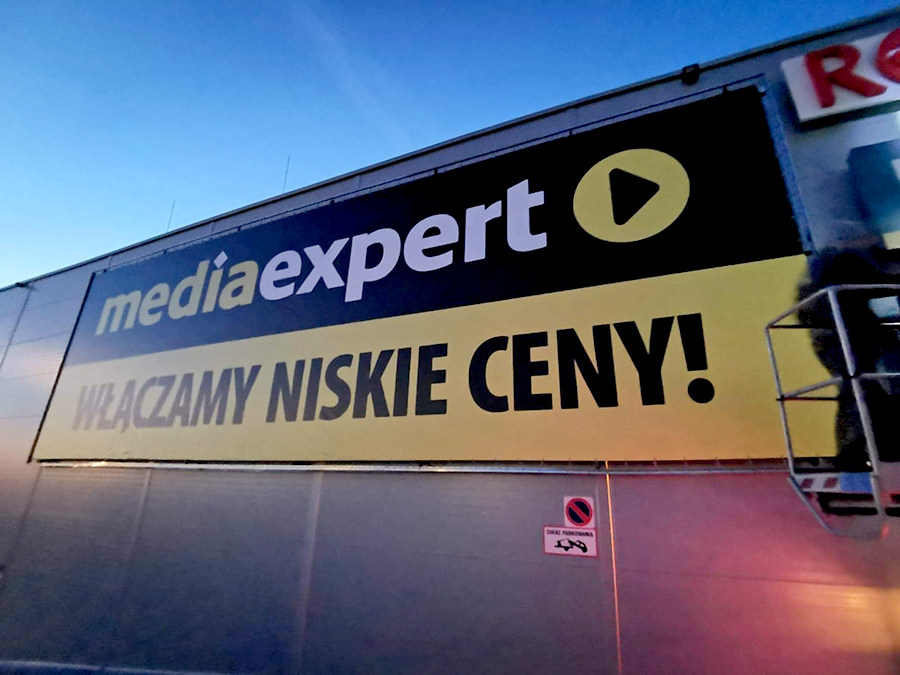Media Expert Gdynia – logotyp podświetlany, brama wejściowa, banery, kasetony
