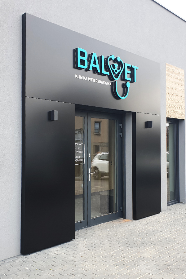 Oznakowanie zewnętrzne i wewnętrzne kliniki Balvet w Pleszewie