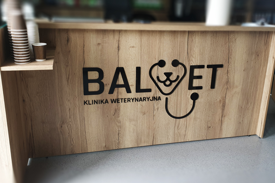Oznakowanie zewnętrzne i wewnętrzne kliniki Balvet w Pleszewie